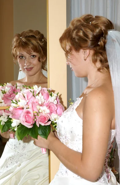 La mariée heureuse, la réflexion dans un miroir — Photo