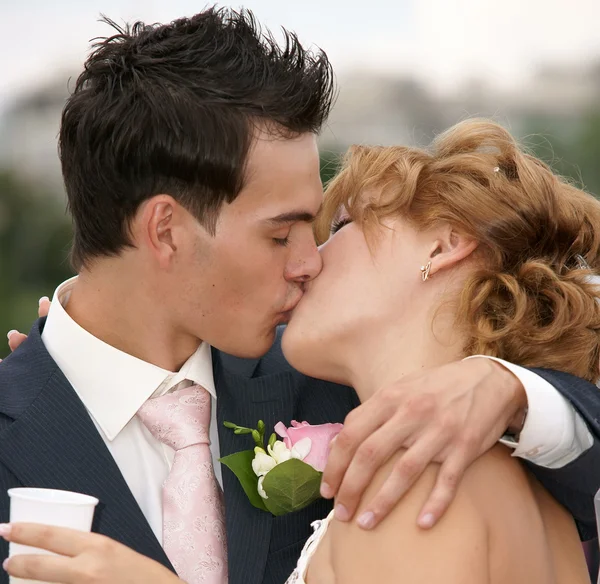Kyss av brudgummen och bruden — Stockfoto