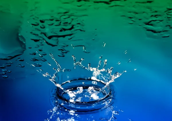 Koyu mavi zemin üzerine su damlası — Stok fotoğraf