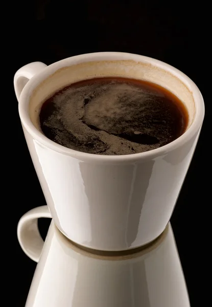 Copo de café em um fundo preto — Fotografia de Stock