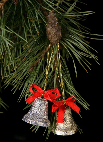 New Year's ornamenten op een bont-boom — Stockfoto