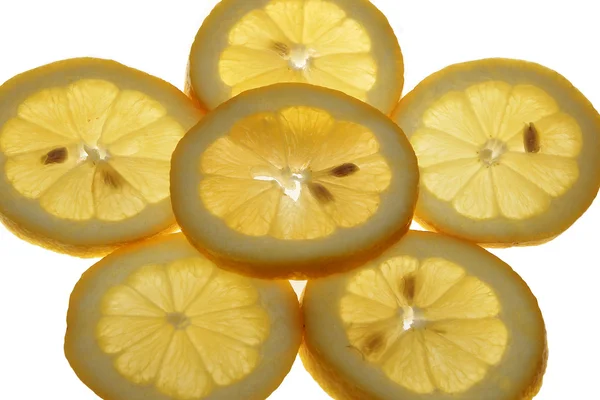Шматочки лимона на білому тлі . — стокове фото
