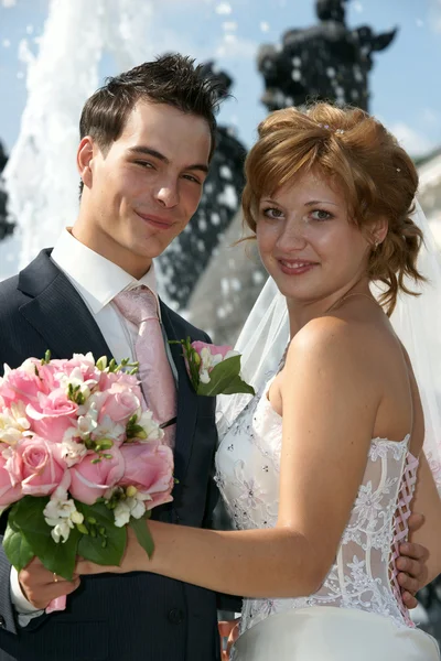Молодая невеста и жених позируют вместе — стоковое фото
