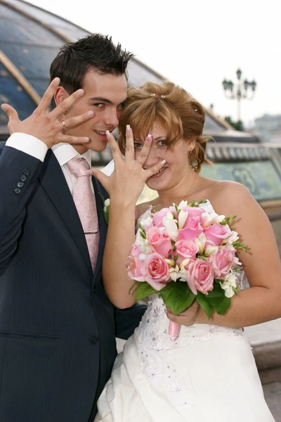 Giovane sposa e sposo posa insieme — Foto Stock