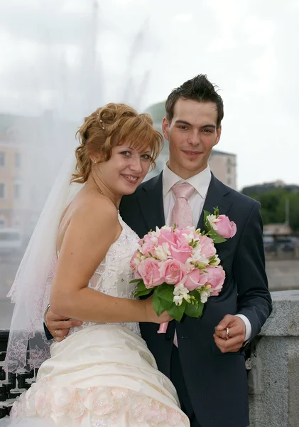 Unga bruden och brudgummen poserar tillsammans — Stockfoto