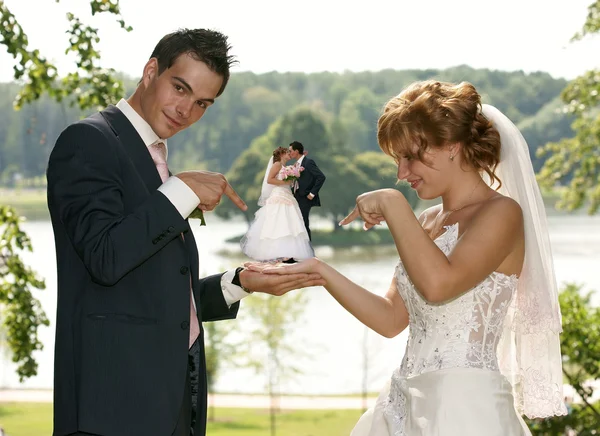 Jonge bruid en bruidegom samen poseren — Stockfoto