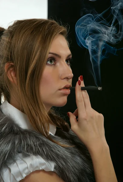 The girl with a cigarette — Stock Photo, Image