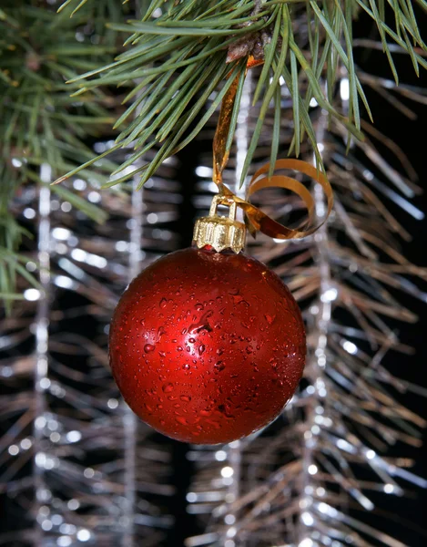 Nový rok koule na srsti strom — Stock fotografie
