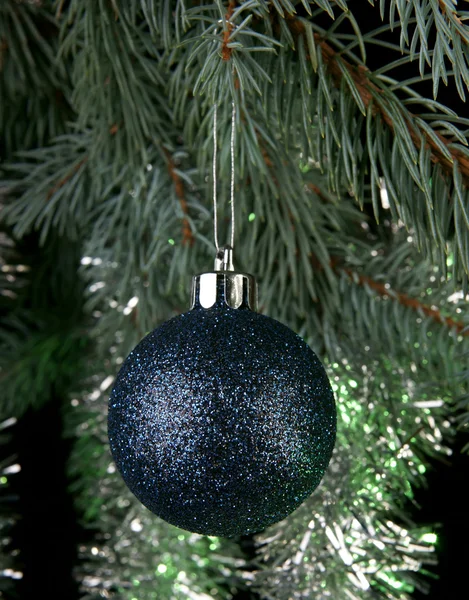 A esfera de Ano Novo em uma árvore de pele — Fotografia de Stock