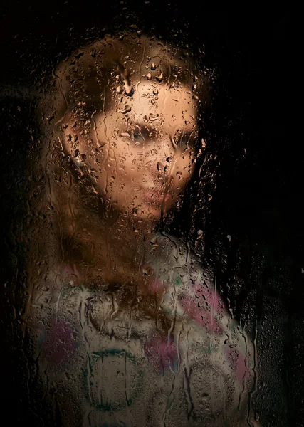 Flickan bakom glas — Stockfoto