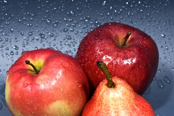 Zwei Äpfel und Birnen — Stockfoto