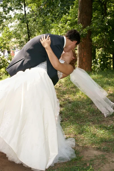 Поцілунок нареченого і нареченої — стокове фото