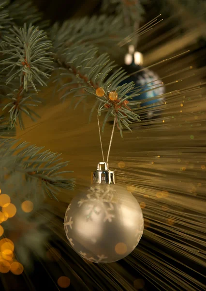 New Year's bollen op een bont-boom — Stockfoto