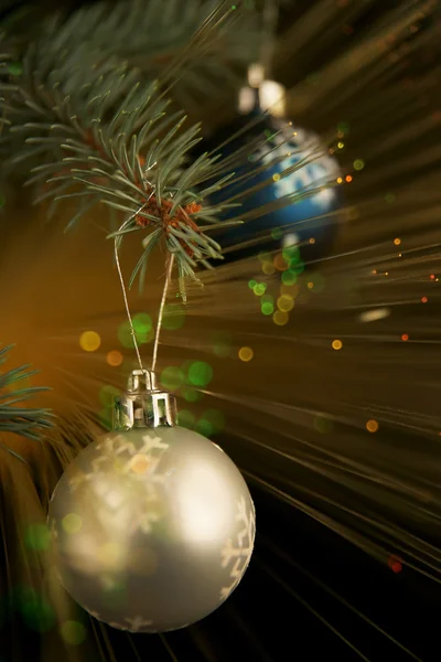 Las esferas de Año Nuevo sobre el abeto —  Fotos de Stock