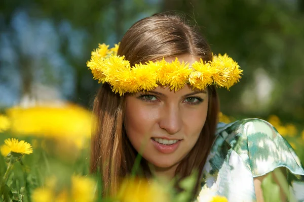 Девушка в весенних цветах — стоковое фото