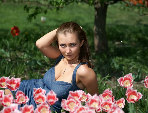 Het meisje in voorjaar kleuren — Stockfoto