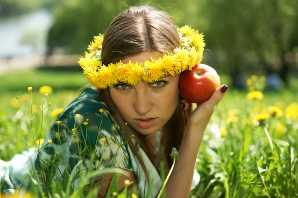 Den vackra flickan med ett äpple — Stockfoto