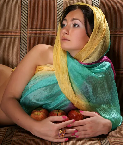 Дівчина в шарфі з яблуками — стокове фото