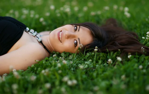 Piękne dziewczyny na zielonej trawie — Zdjęcie stockowe