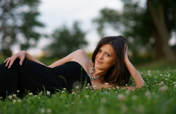 Das schöne Mädchen auf einem grünen Gras — Stockfoto