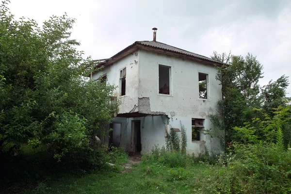 Пустые дома в Абхазии после войны — стоковое фото