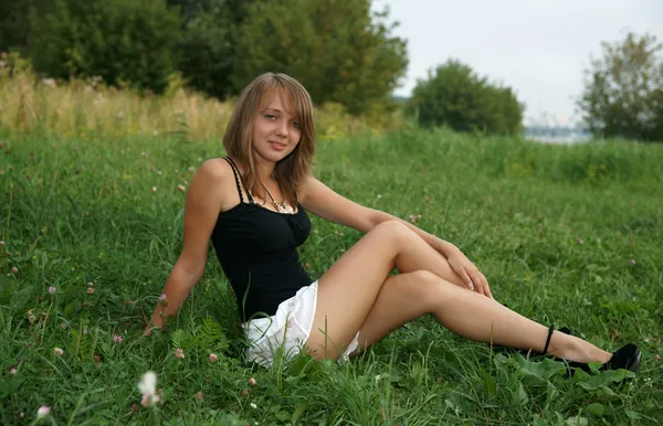 Красива дівчина на зеленій траві — стокове фото