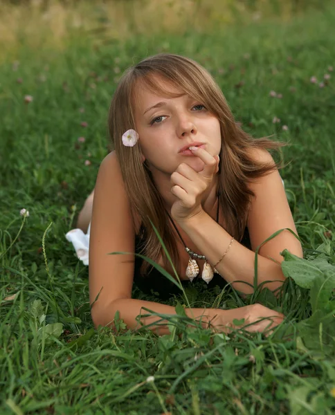 La belle fille sur une herbe verte — Photo