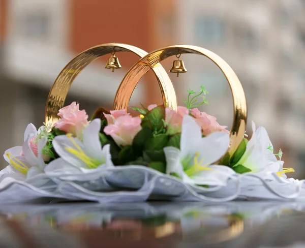Anéis de casamento no carro — Fotografia de Stock