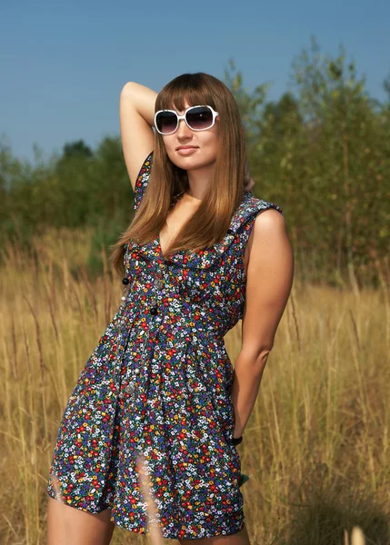 Het mooie meisje in het veld — Stockfoto
