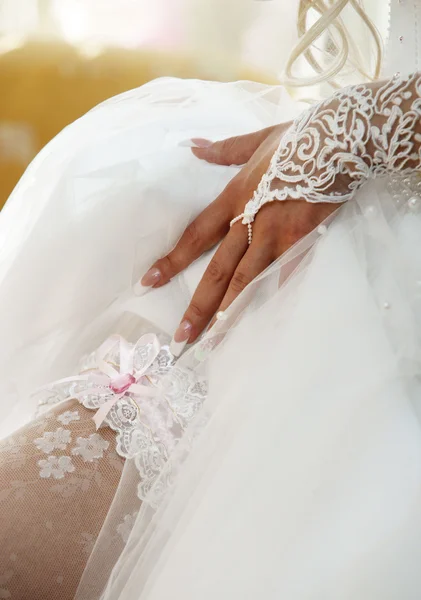 Bruden korrigerar ett strumpeband — Stockfoto