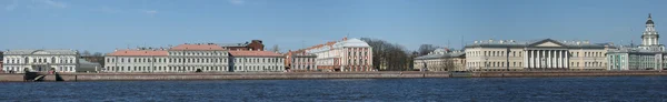 サンクトペテルブルクの岸壁のパノラマ. — ストック写真