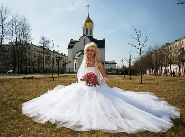 La belle mariée contre l'église . — Photo