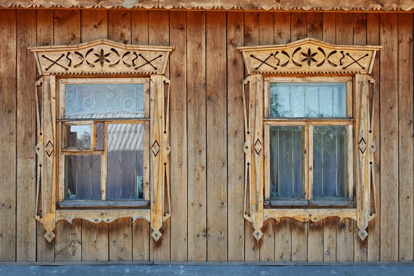 Dos ventanas adornadas de madera en el viejo estilo ruso —  Fotos de Stock