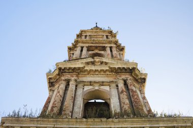 terkedilmiş kilise kalıntıları