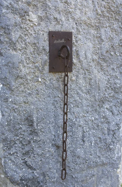 Vězení řetěz na zeď — Stock fotografie