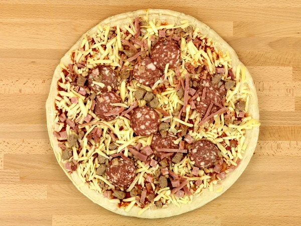 Pizza fresca não cozida — Fotografia de Stock