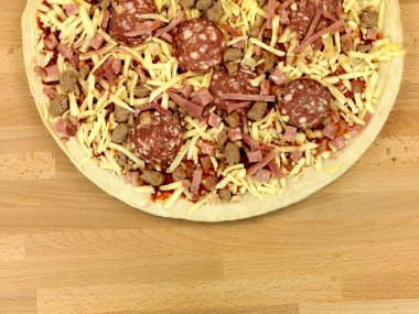 pişmemiş taze pizza