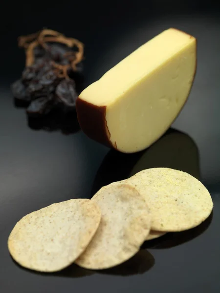 Копченый сыр чеддер — стоковое фото