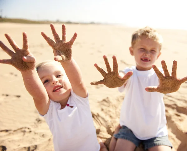 Песчаные пляжные дети — стоковое фото