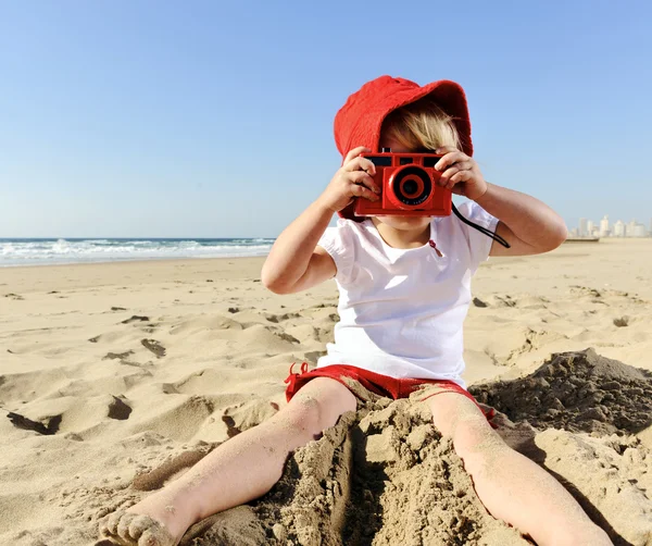 Joven fotógrafo con cámara roja brillante — Foto de Stock