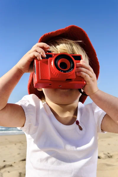 Fiatal fotós világos piros kamera — Stock Fotó