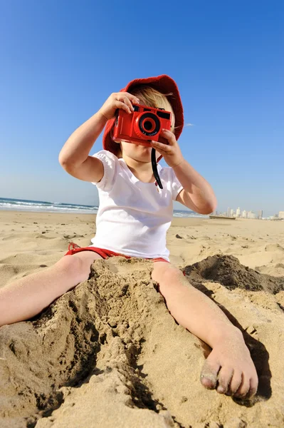 Jonge fotograaf met heldere rode camera — Stockfoto
