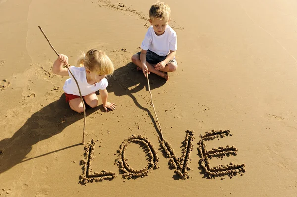Kinderen schrijven in zand — Stockfoto