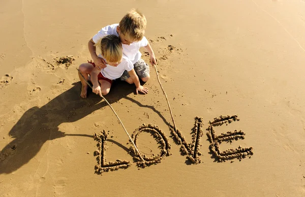 Kinderen schrijven in zand — Stockfoto