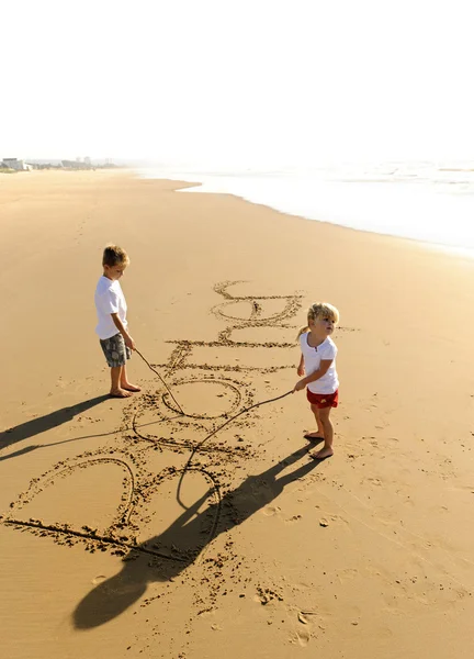 Діти пишуть піском — стокове фото
