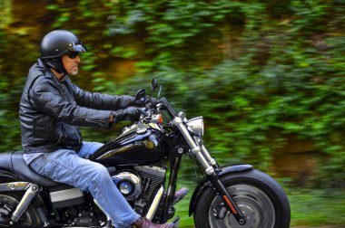 motosiklet adam özgürlüğüne sahiptir.