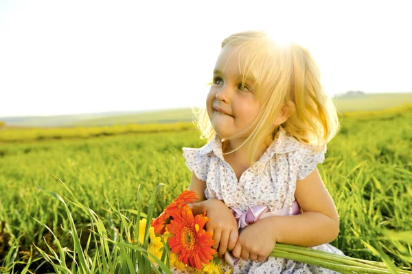 Entzückendes Mädchen draußen mit Blumen — Stockfoto