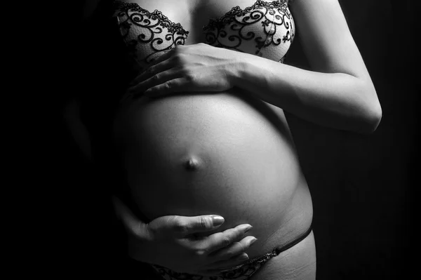 Чёрно-белая беременность — стоковое фото