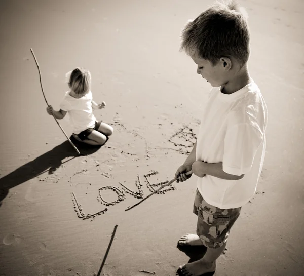 Crianças escrevendo na areia — Fotografia de Stock