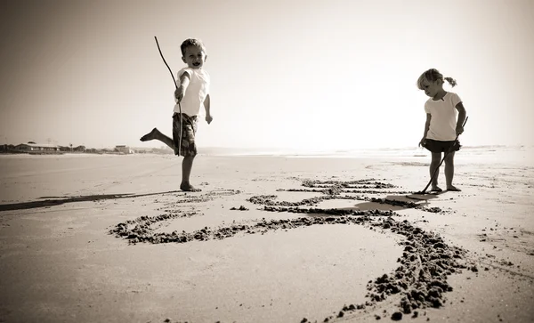 孩子们在沙子上写 — 图库照片